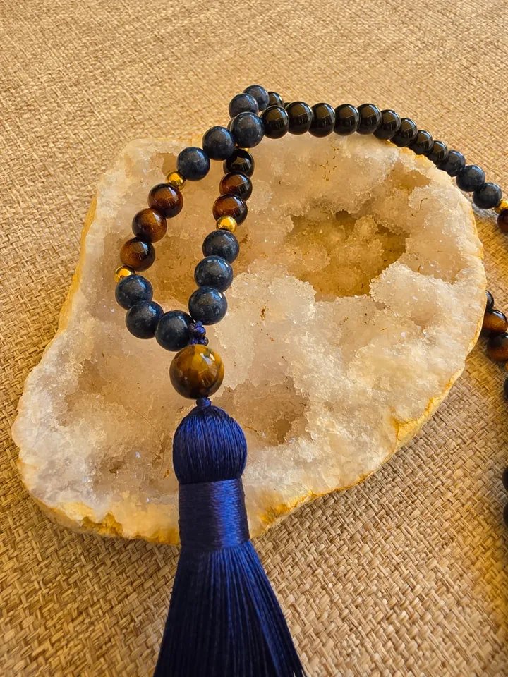 Détail des perles d'onyx noir, de sodalite et d'œil de tigre, intercalés de petites perles dorées