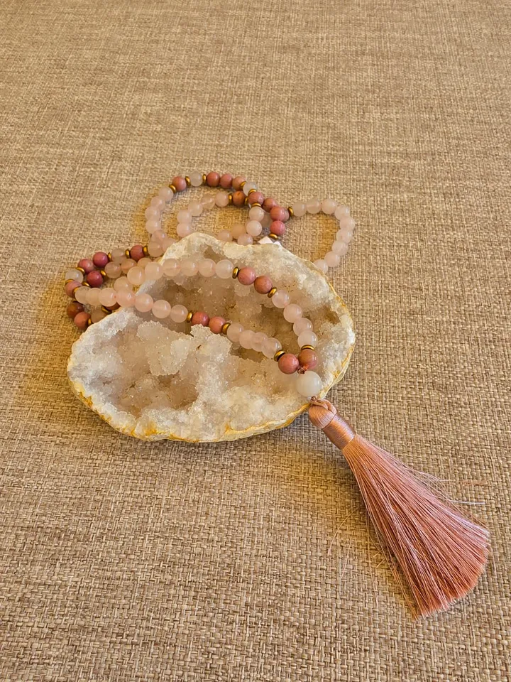 Détail de la perle de fermeture en jade blanc et du pompon