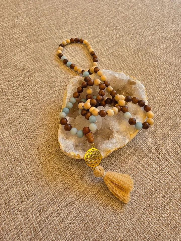 Le mala en écheveau, vue d'ensemble du collier