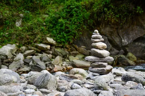 Pierres empilées en équilibre au bord d'une rivière