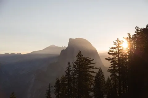 Montagne et forêt au coucher du soleil
