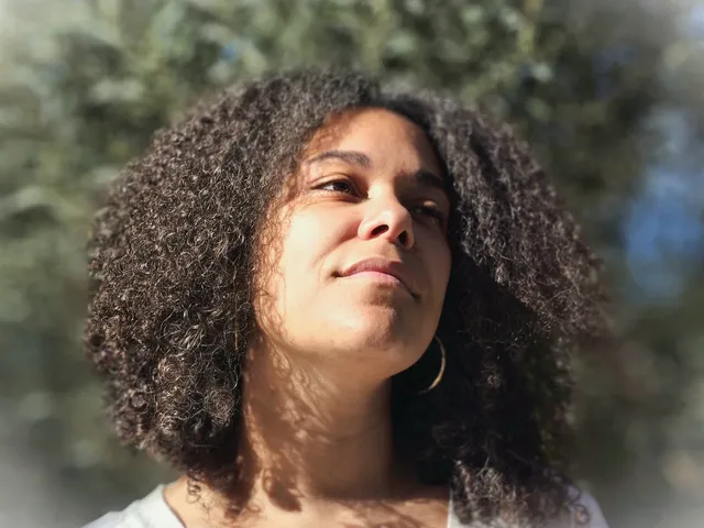 Portrait de Vanessa Rousseau, praticienne en soins énergétiques à La Fare-les-Oliviers